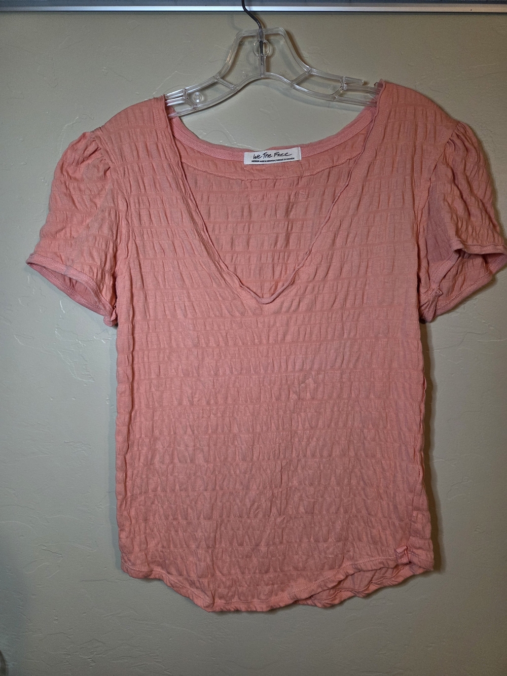 We The Free Women's Pink Crinkled V-Neck Top
